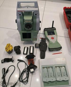 Leica TS12 P5 R400 robotic total station with CS15